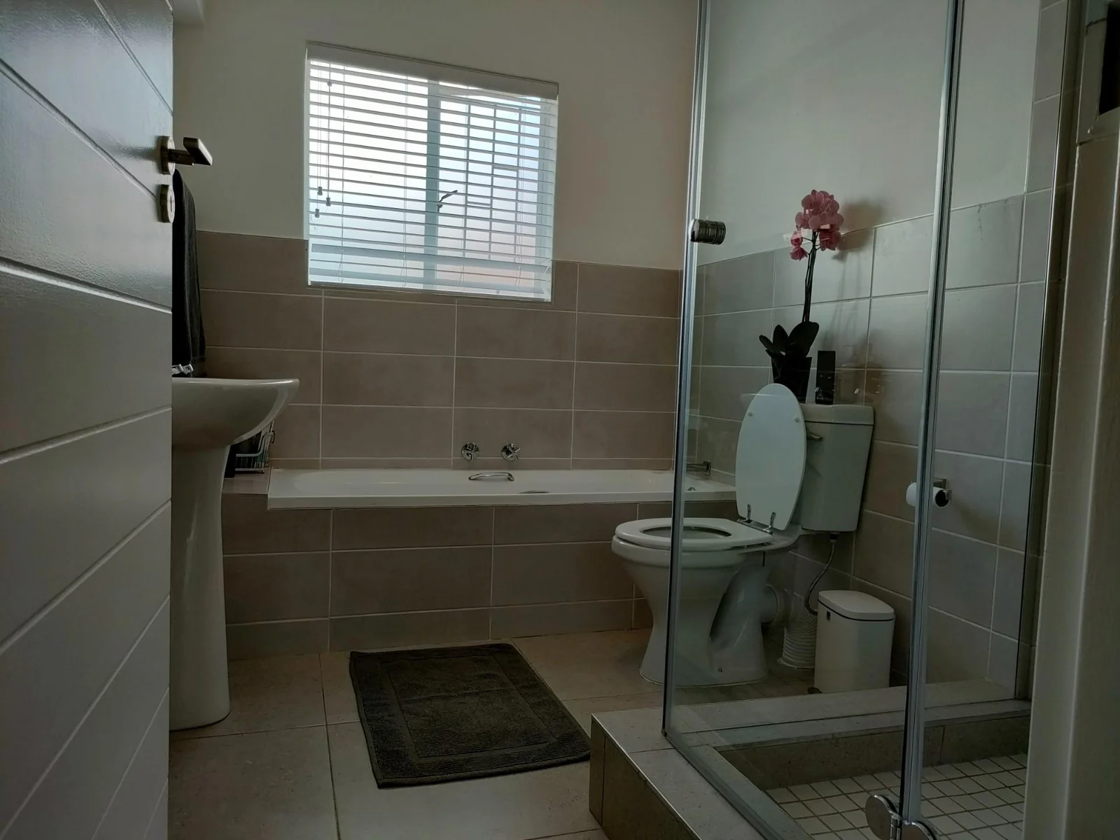 Renovated townhouse to let in access controlled complex.