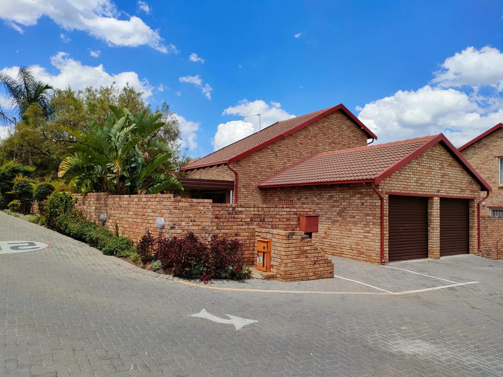 Renovated townhouse to let in access controlled complex.