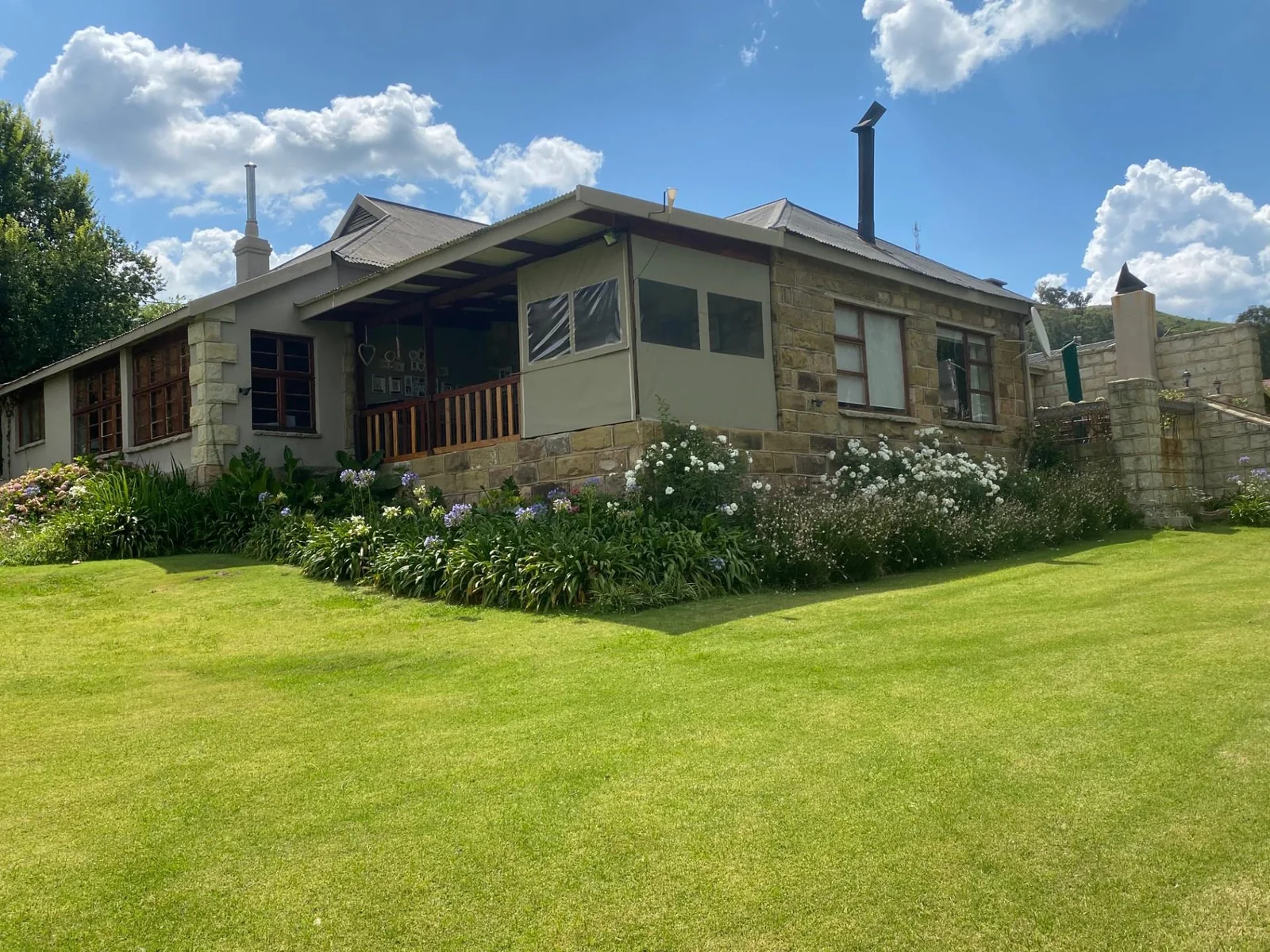 Sandstone Jewel in Kestell with an amazing view, borehole and huge garden!