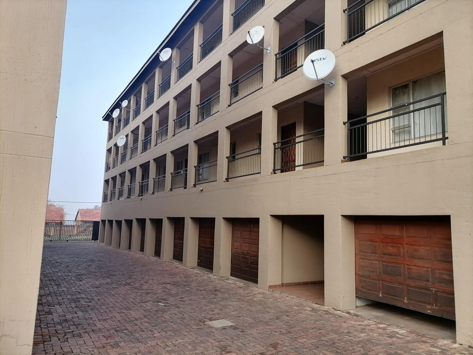 Lock up and go! Secure 2 bedroom flat to let!