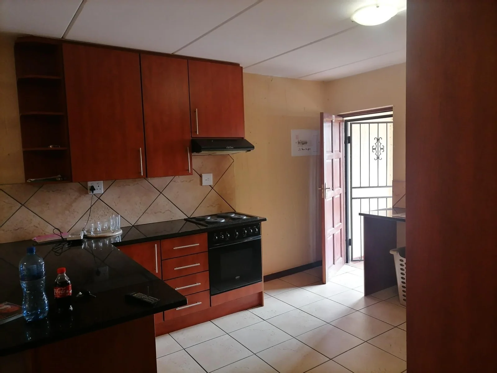 Lock up and go! Secure 2 bedroom flat to let!