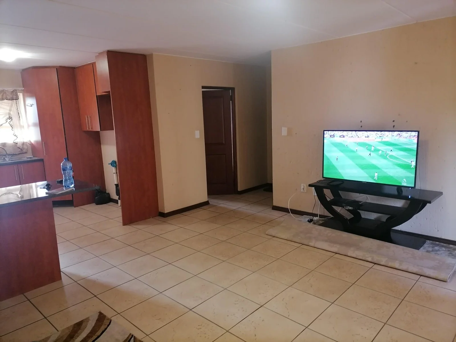 Lock up and go! Secure 2 bedroom flat to let!