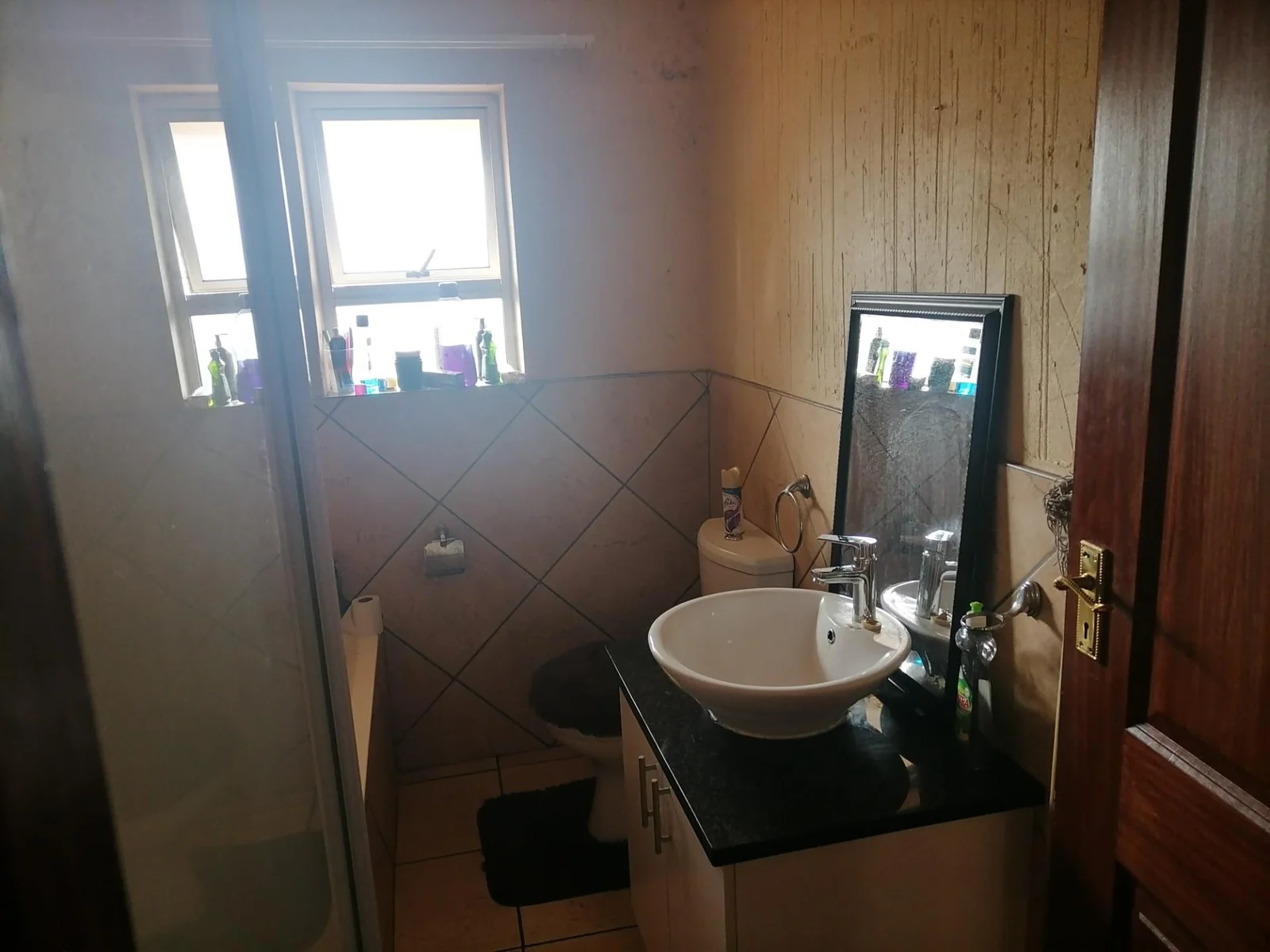 Lock up and go! Secure 2 bedroom flat to let!