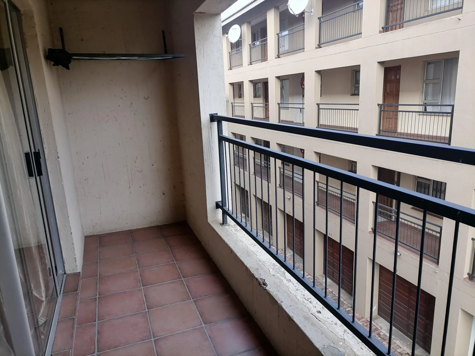 Lock up and go! Secure 2 bedroom flat to let!