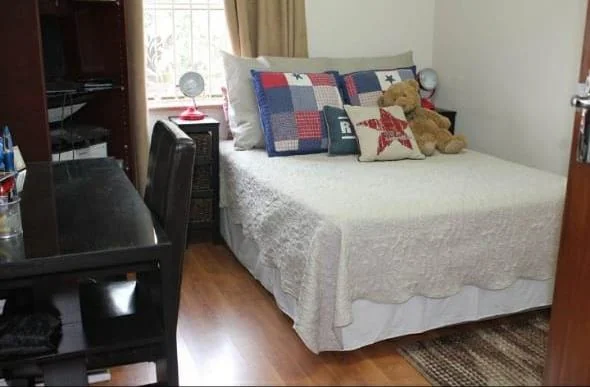 Stylish 3 bedroom townhouse with private garden to let in Three Rivers Proper.