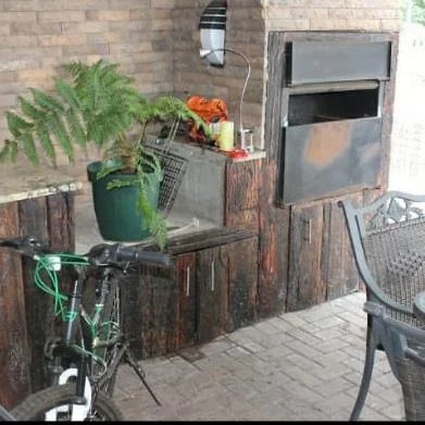 Stylish 3 bedroom townhouse with private garden to let in Three Rivers Proper.
