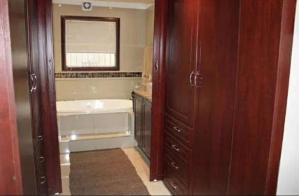 Stylish 3 bedroom townhouse with private garden to let in Three Rivers Proper.