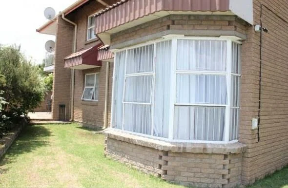 Stylish 3 bedroom townhouse with private garden to let in Three Rivers Proper.