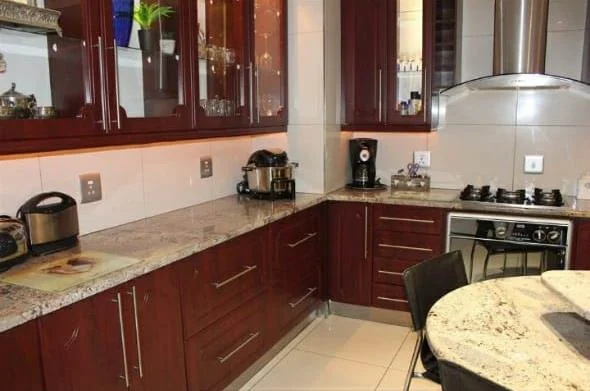 Stylish 3 bedroom townhouse with private garden to let in Three Rivers Proper.