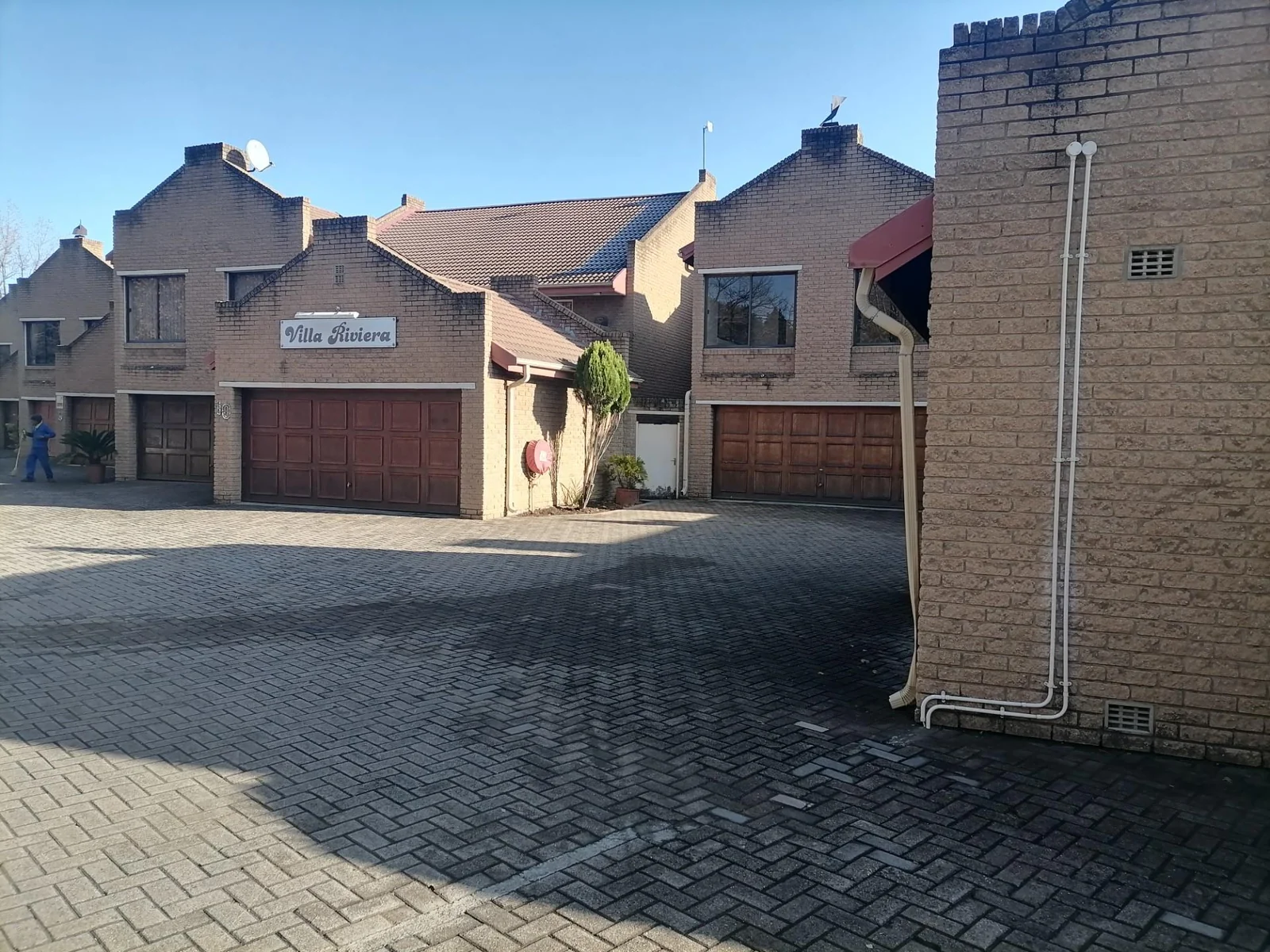 Stylish 3 bedroom townhouse with private garden to let in Three Rivers Proper.
