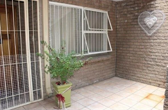Stylish 3 bedroom townhouse with private garden to let in Three Rivers Proper.