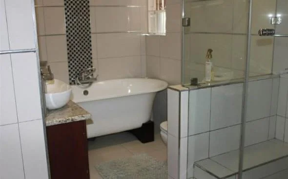 Stylish 3 bedroom townhouse with private garden to let in Three Rivers Proper.