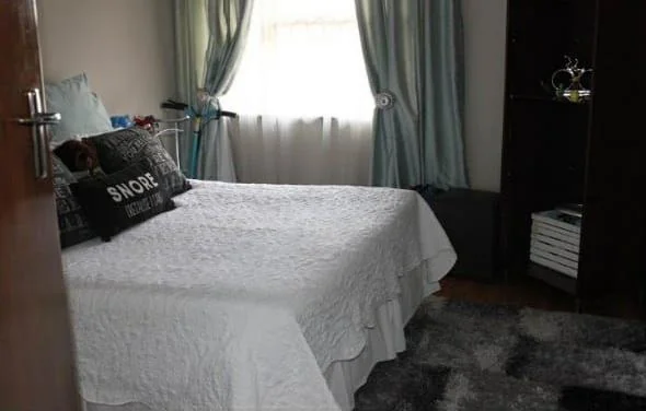 Stylish 3 bedroom townhouse with private garden to let in Three Rivers Proper.