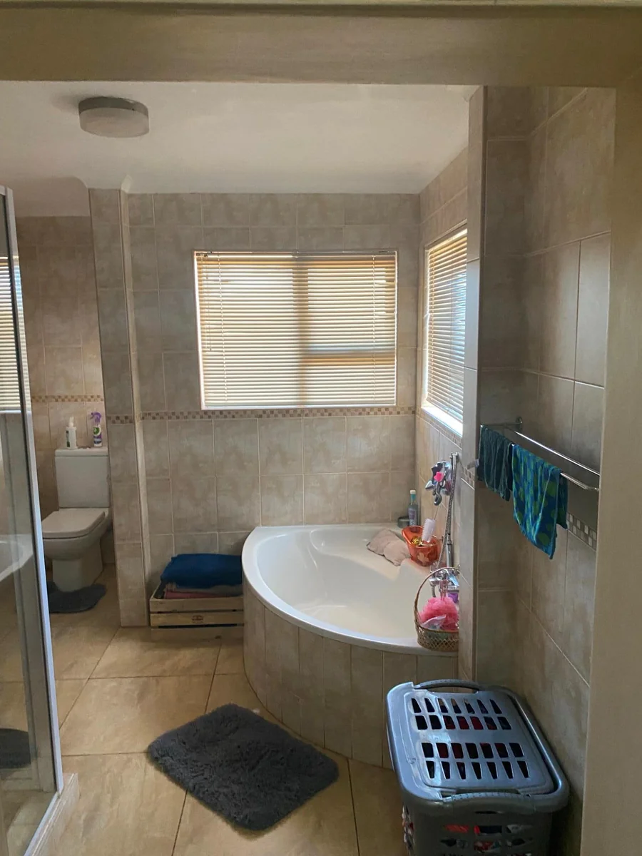 4 Bedroom House For Sale on Golf Estate