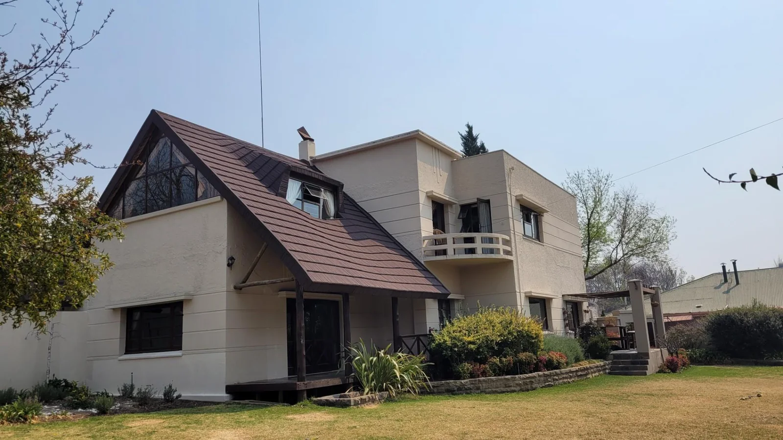 Home, office and entertainment all under one roof in Eureka.