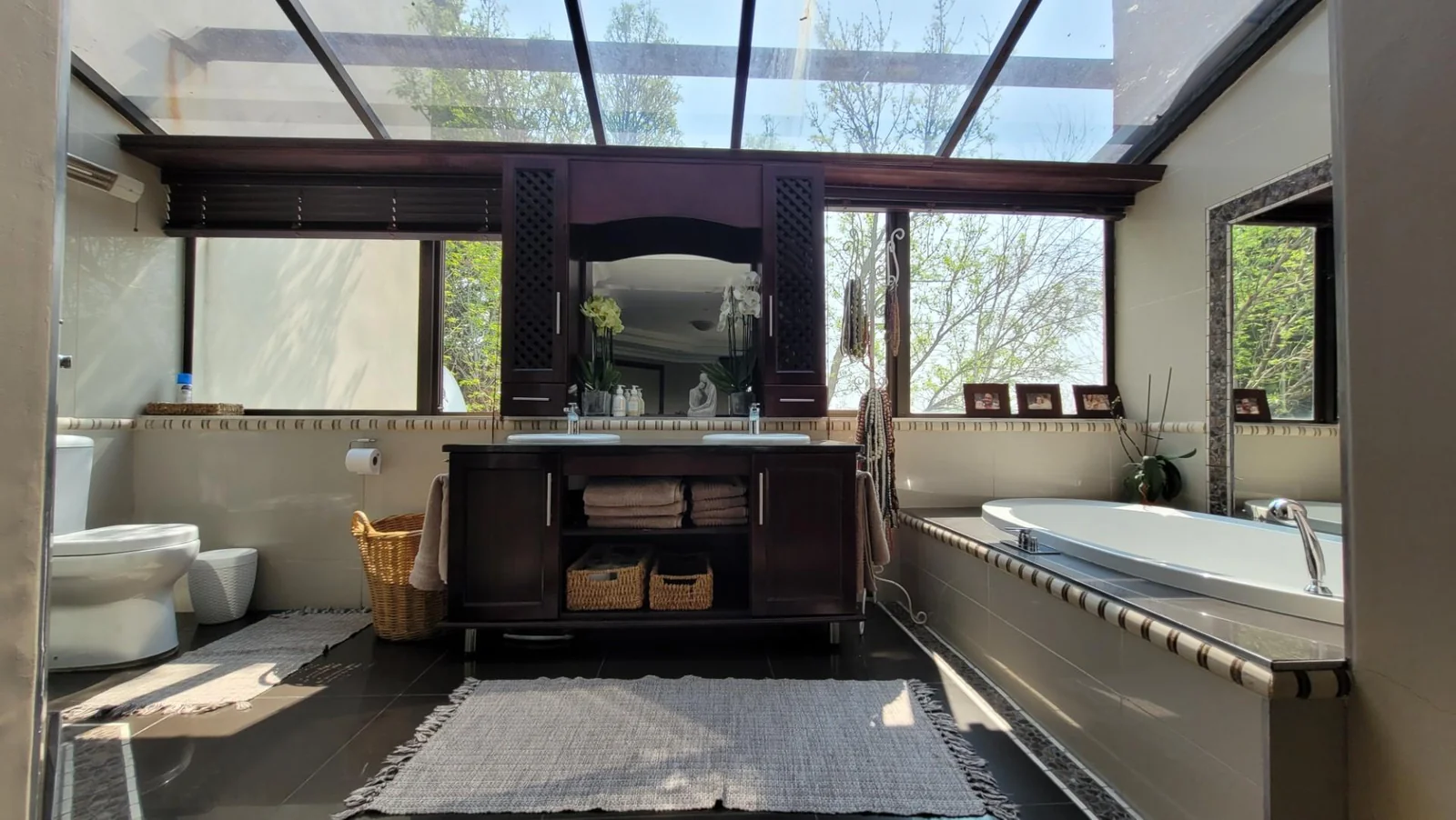 Home, office and entertainment all under one roof in Eureka.