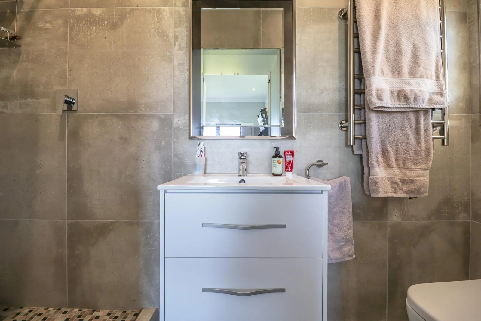 Modern Immaculate Unfurnished Apartment