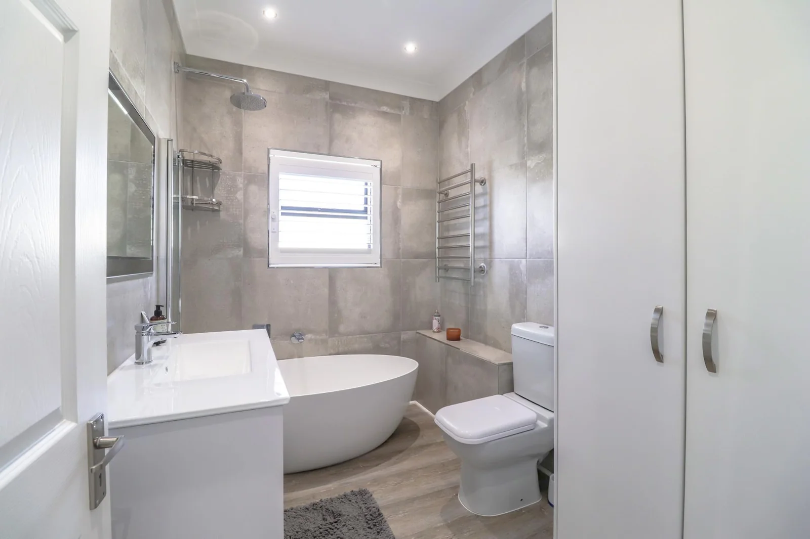 Modern Immaculate Unfurnished Apartment