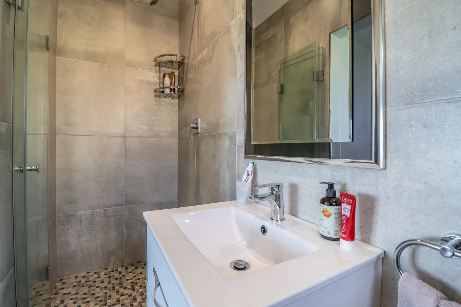 Modern Immaculate Unfurnished Apartment