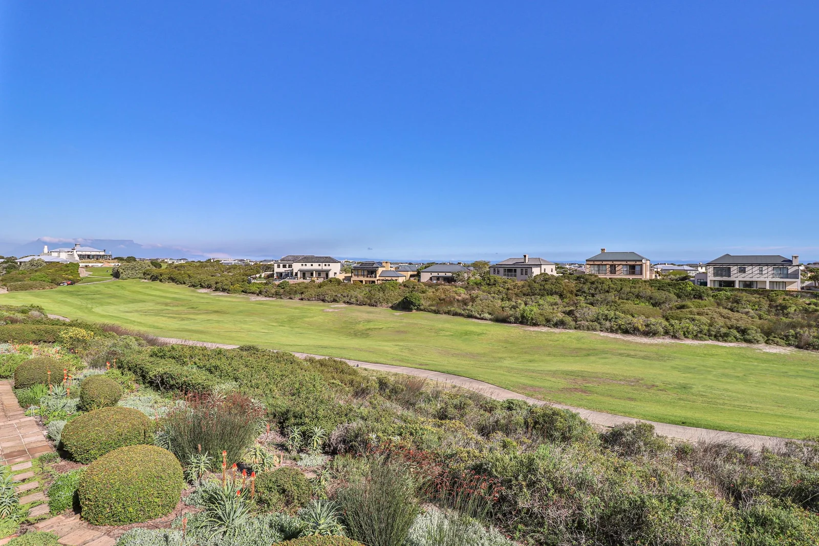 Modern Immaculate Unfurnished Apartment