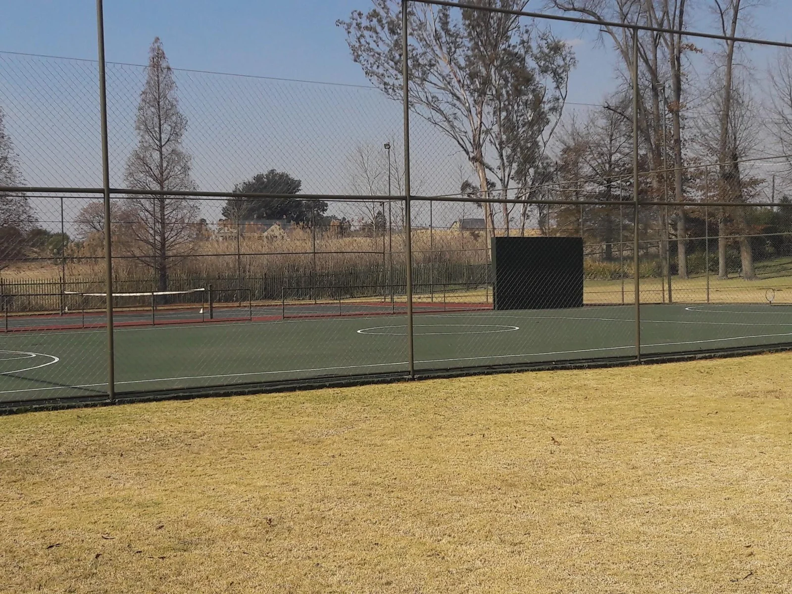 Secure 2 bedroom townhouse in Vaal Park, perfectly located for a permanent holiday!<br/><br/>