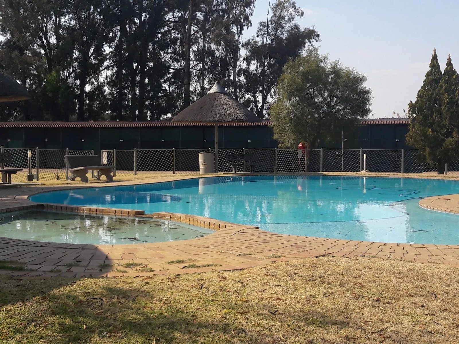 Secure 2 bedroom townhouse in Vaal Park, perfectly located for a permanent holiday!<br/><br/>