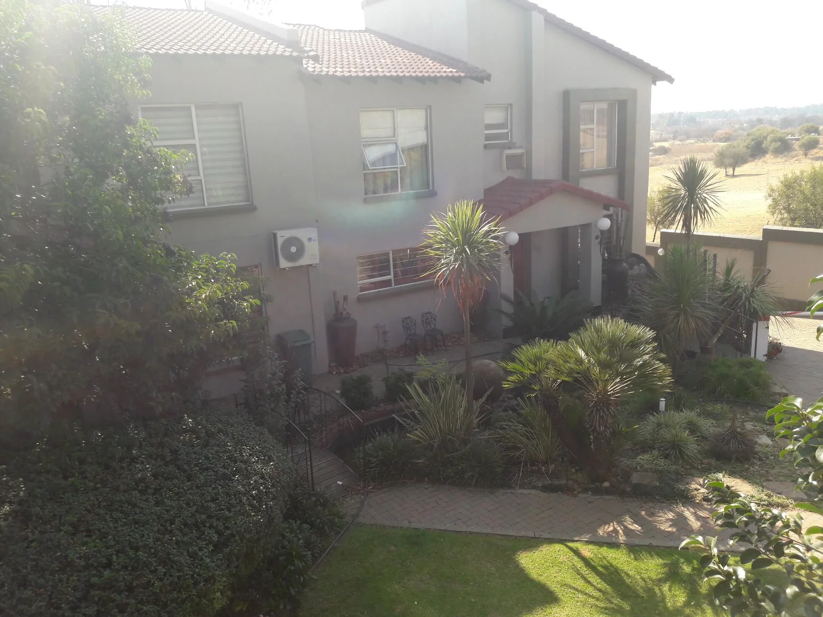 Secure 2 bedroom townhouse in Vaal Park, perfectly located for a permanent holiday!<br/><br/>
