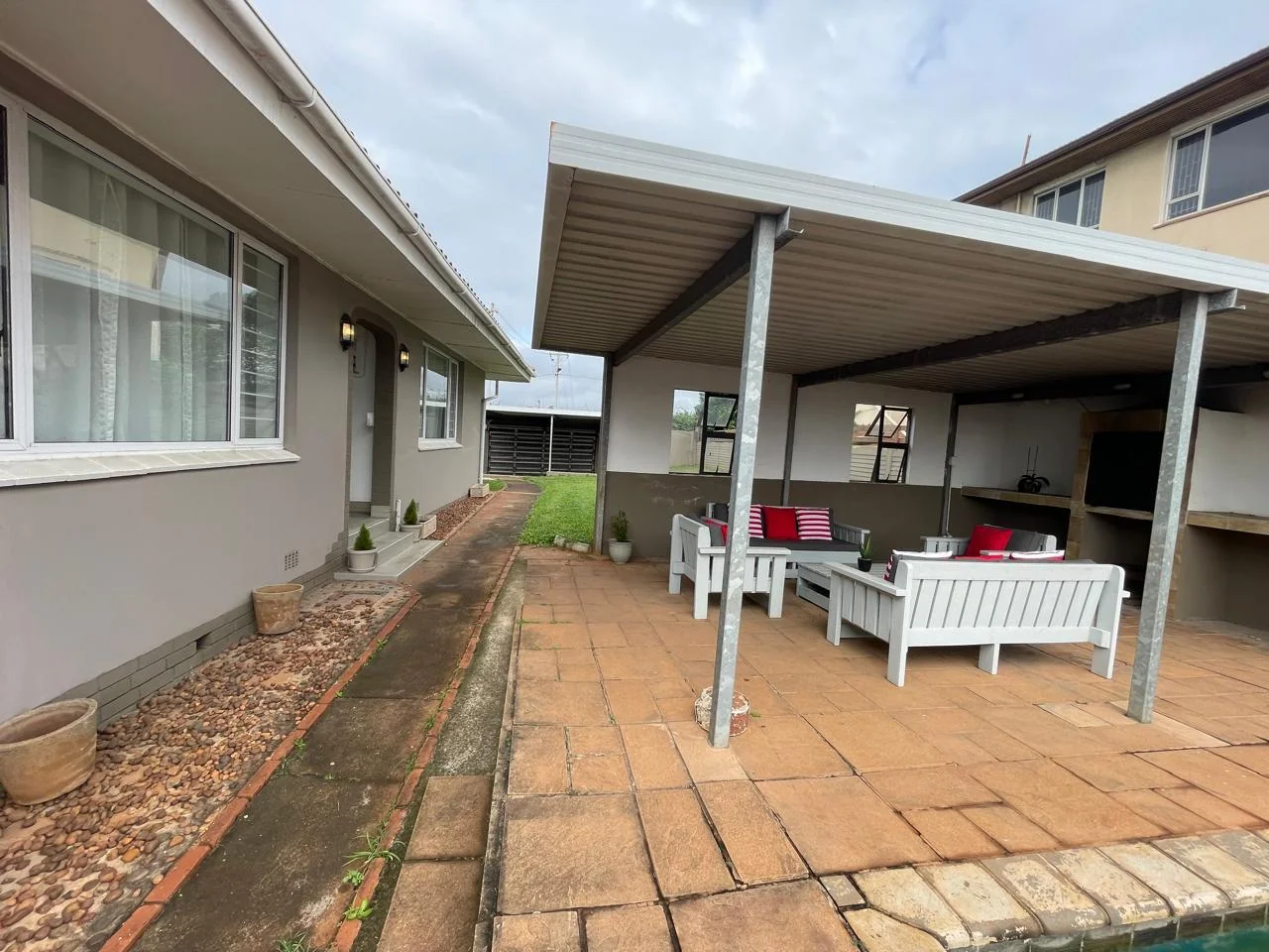 3 Bedroom house with pool and cottage in Umbilo