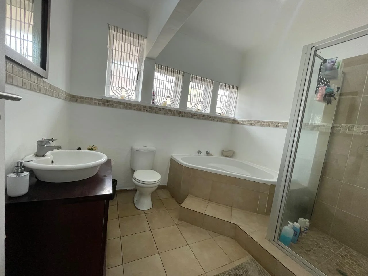 3 Bedroom house with pool and cottage in Umbilo