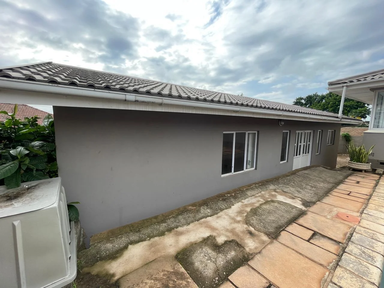 3 Bedroom house with pool and cottage in Umbilo