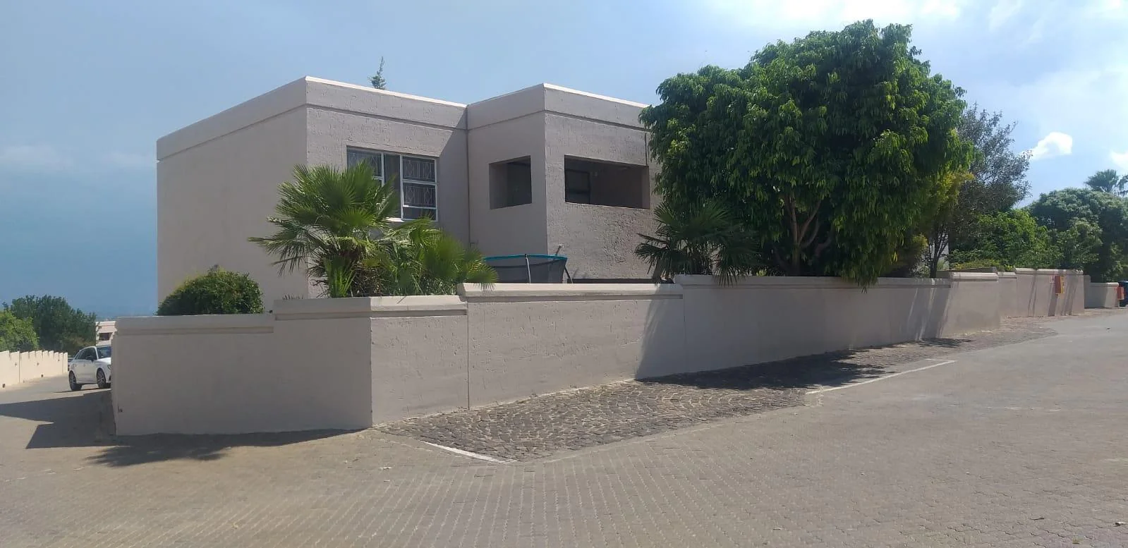 Spacious Two bedroom Apartment, Lock Up Garage