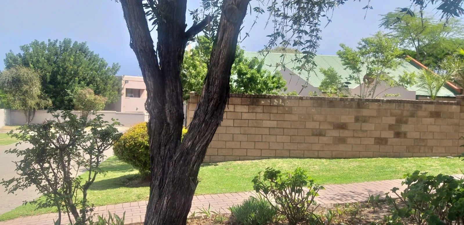 Spacious Two bedroom Apartment, Lock Up Garage