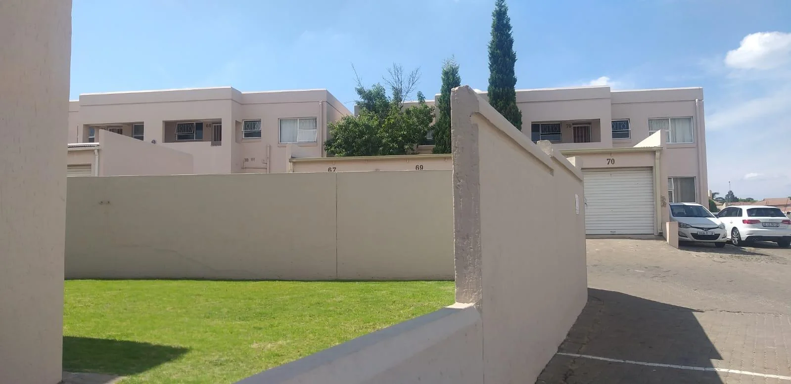 Spacious Two bedroom Apartment, Lock Up Garage