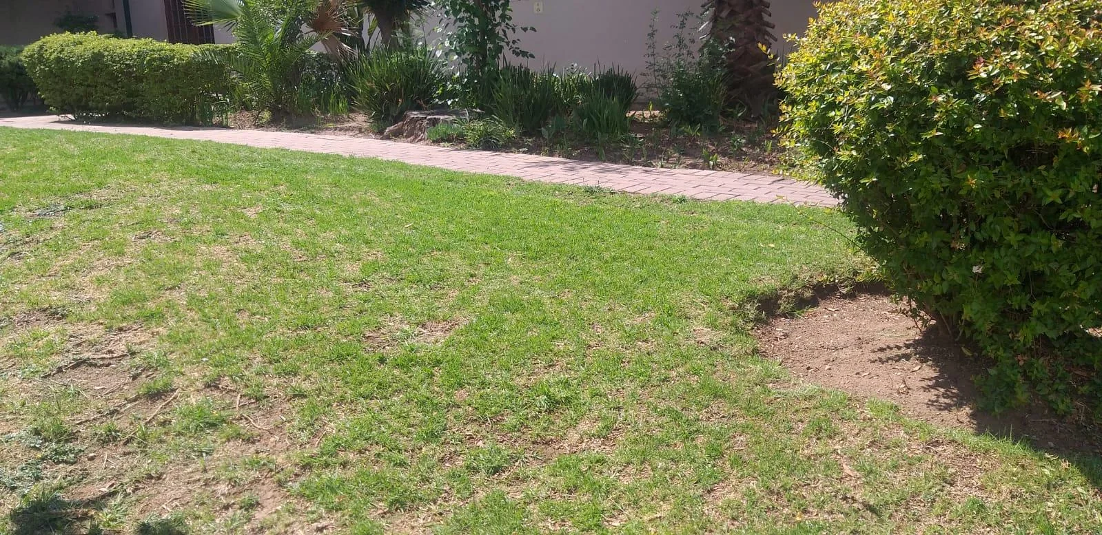 Spacious Two bedroom Apartment, Lock Up Garage