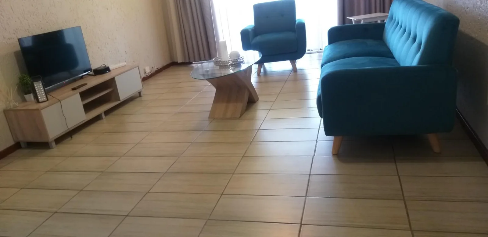 Spacious Two bedroom Apartment, Lock Up Garage