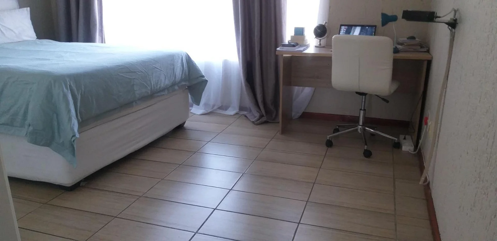 Spacious Two bedroom Apartment, Lock Up Garage