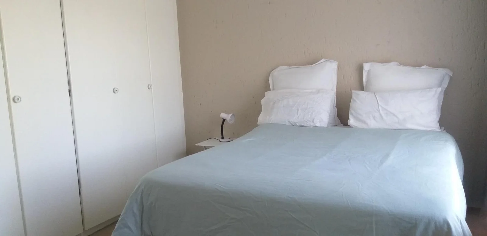 Spacious Two bedroom Apartment, Lock Up Garage