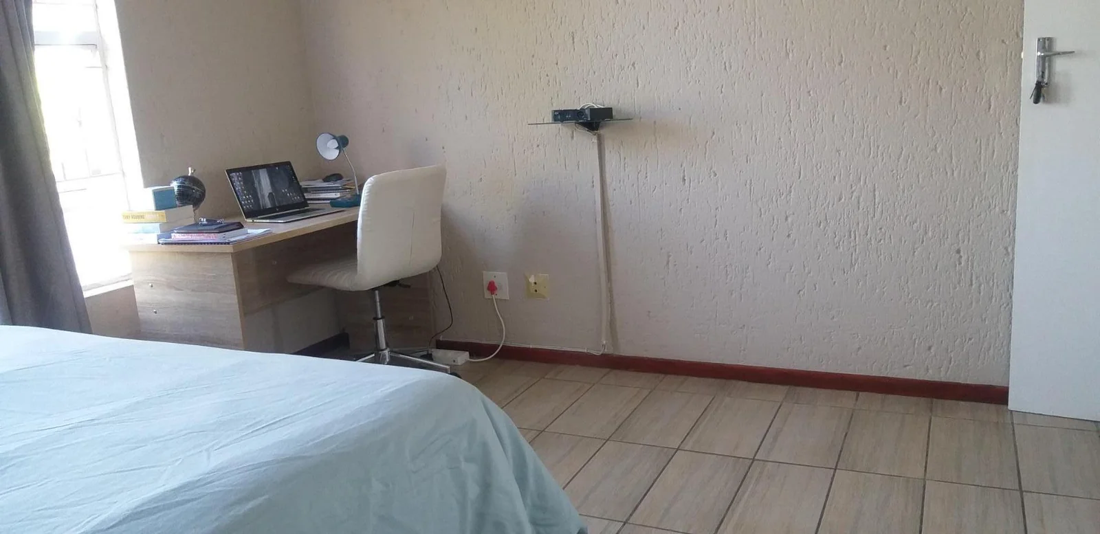 Spacious Two bedroom Apartment, Lock Up Garage