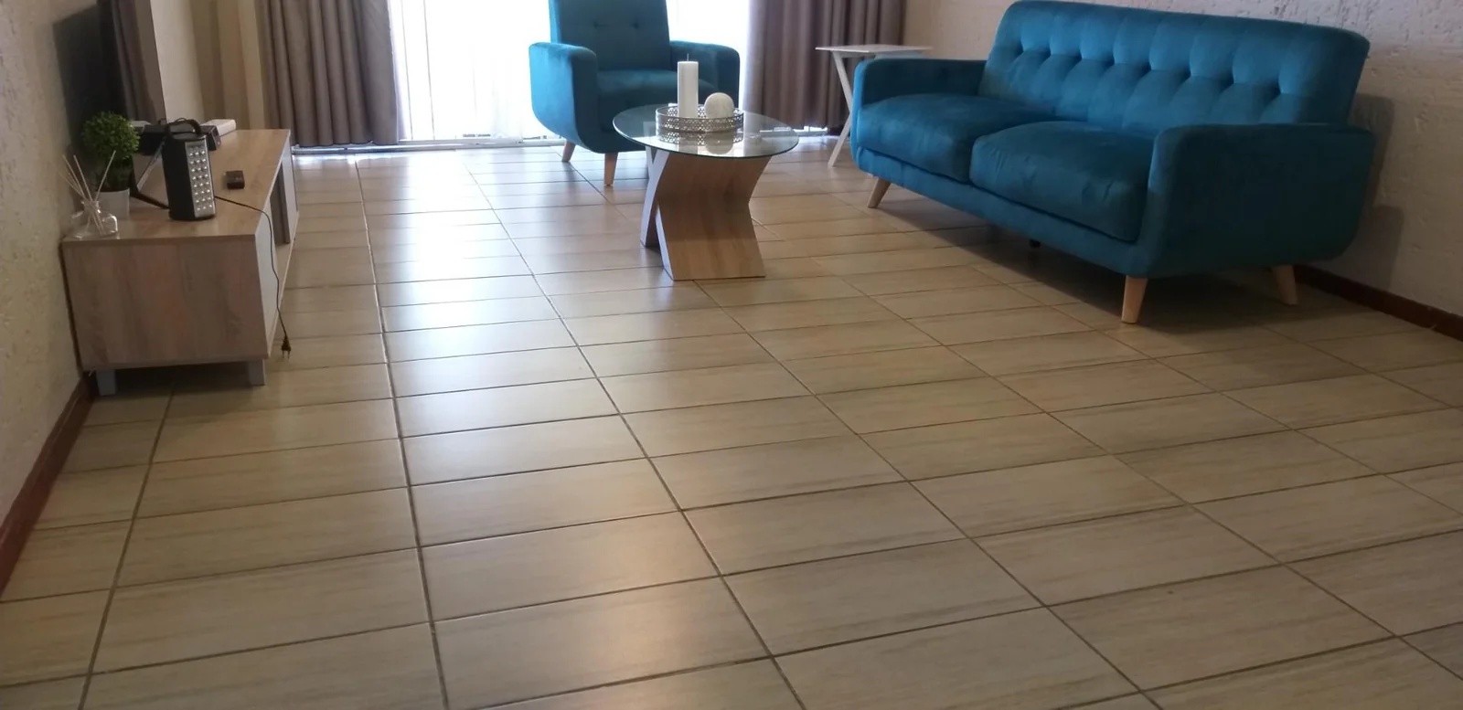 Spacious Two bedroom Apartment, Lock Up Garage