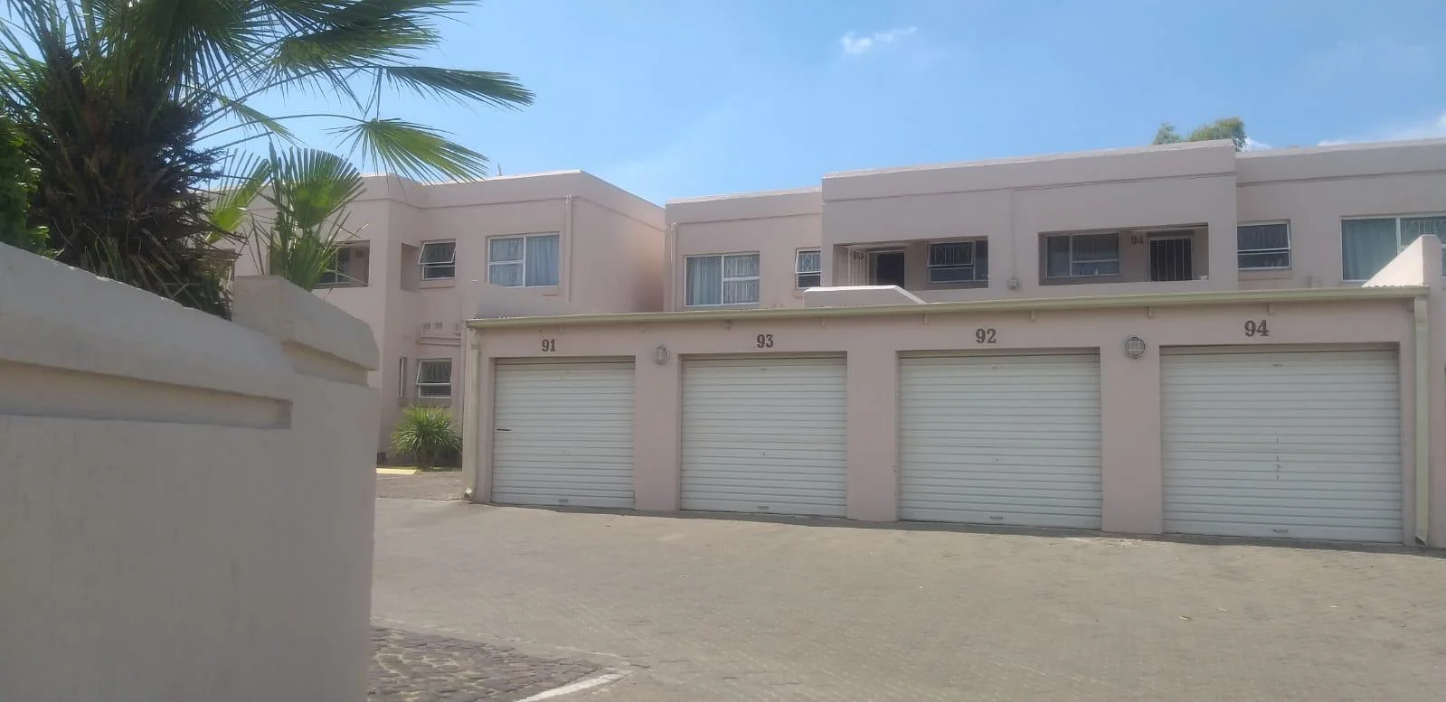 Spacious Two bedroom Apartment, Lock Up Garage