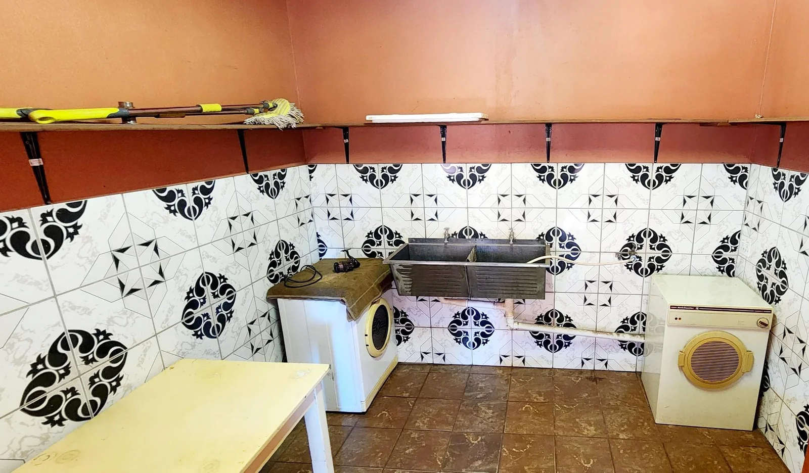 4 Bedroom House For sale with 2 Spacious Flats