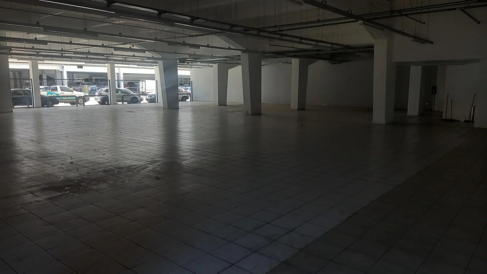 690m² Showroom to rent