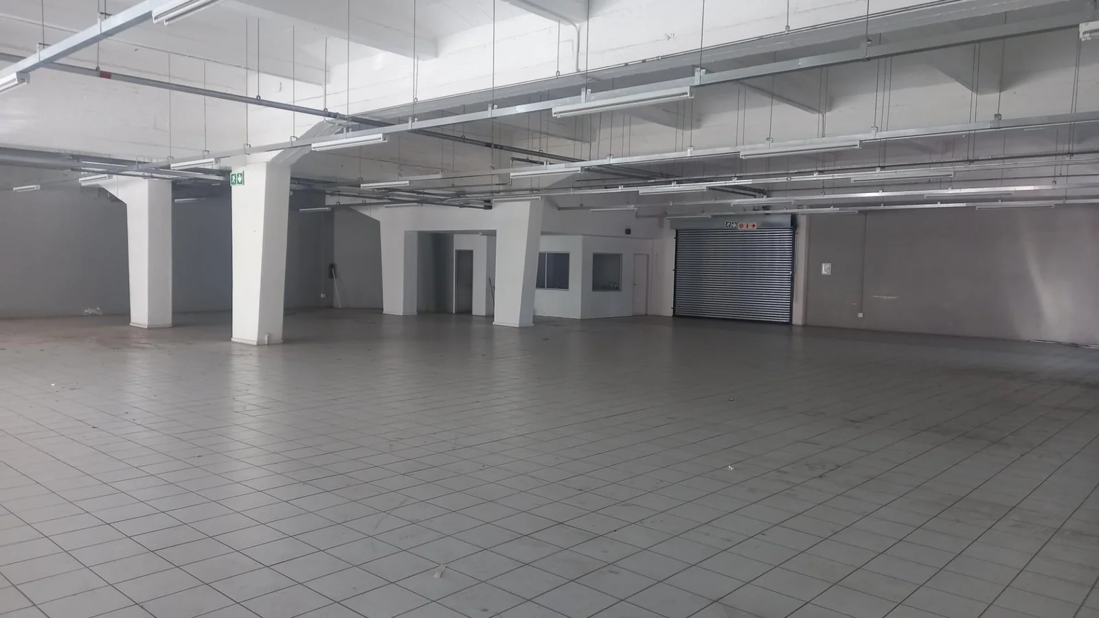 690m² Showroom to rent