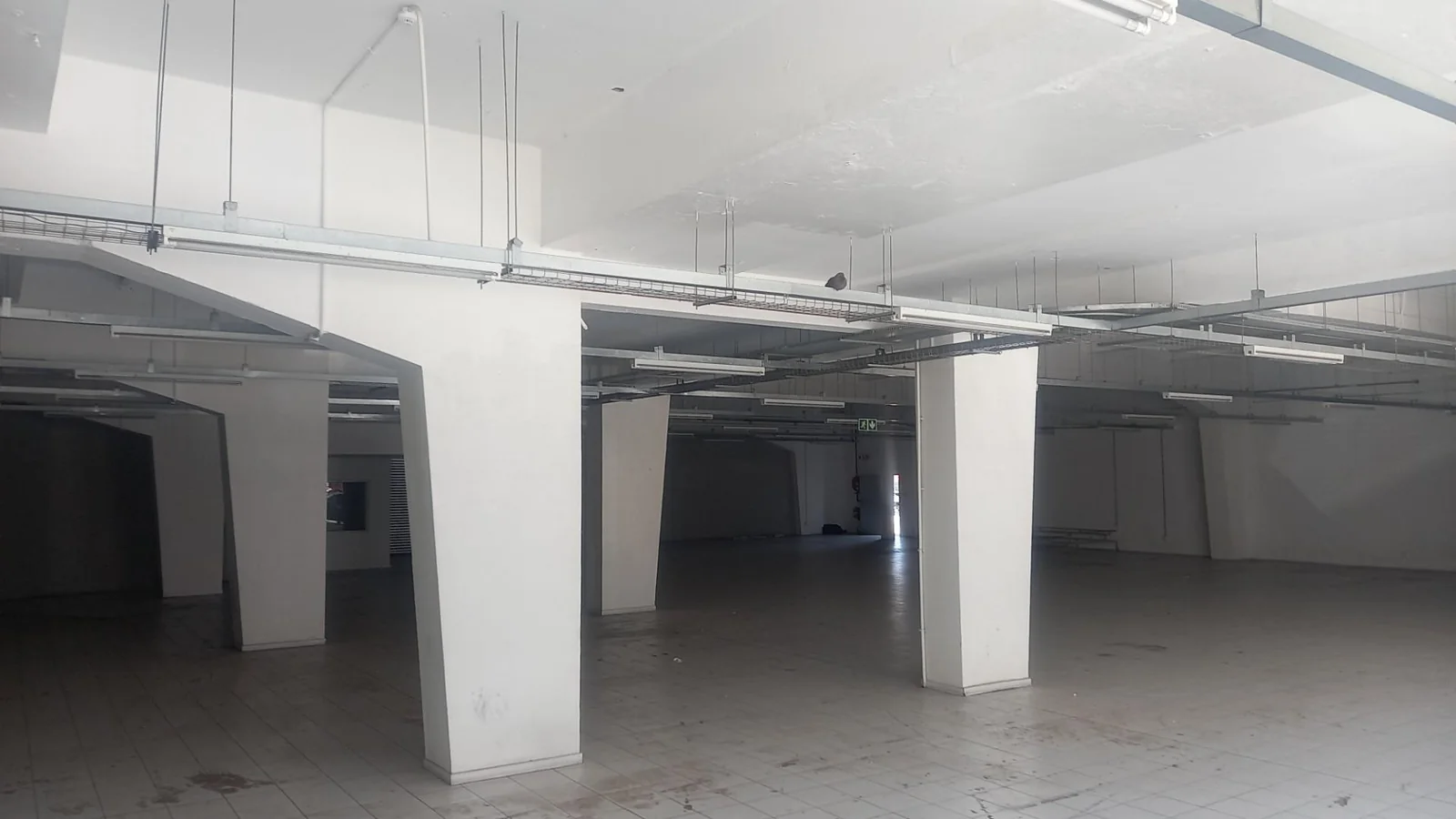 690m² Showroom to rent