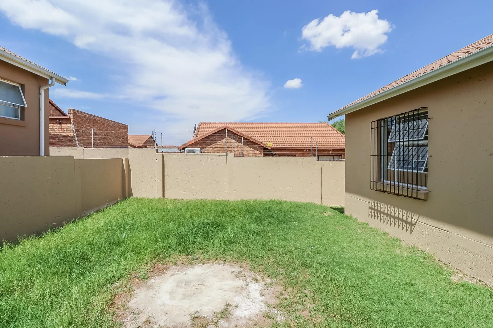 3 Beds, Two Baths Double Garage House for Sale