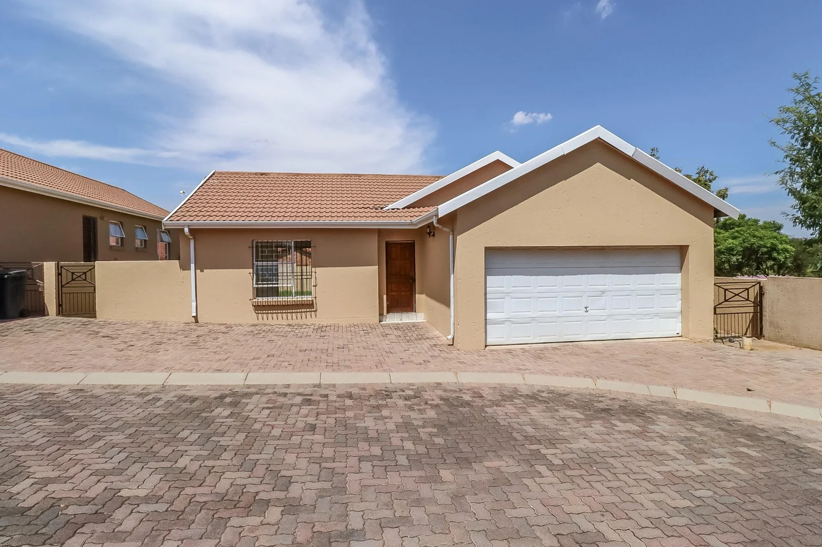 3 Beds, Two Baths Double Garage House for Sale