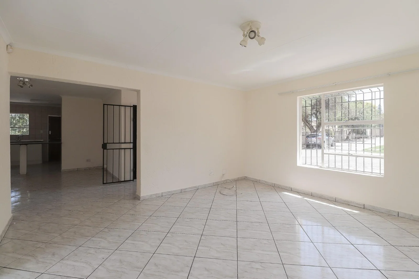 3 Beds, Two Baths Double Garage House for Sale