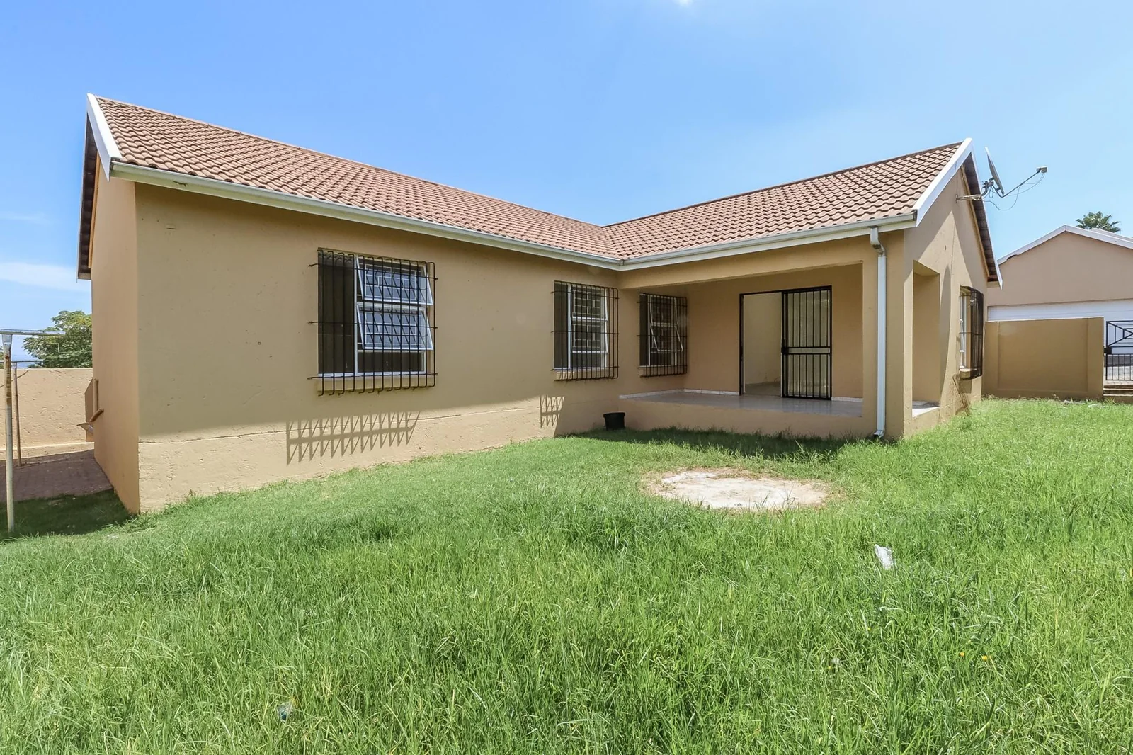 3 Beds, Two Baths Double Garage House for Sale