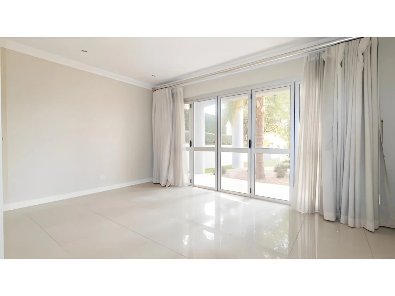 Luxurious 6 Bedroom Modern House in Midrand with Secure Living and Unmatched Convenience