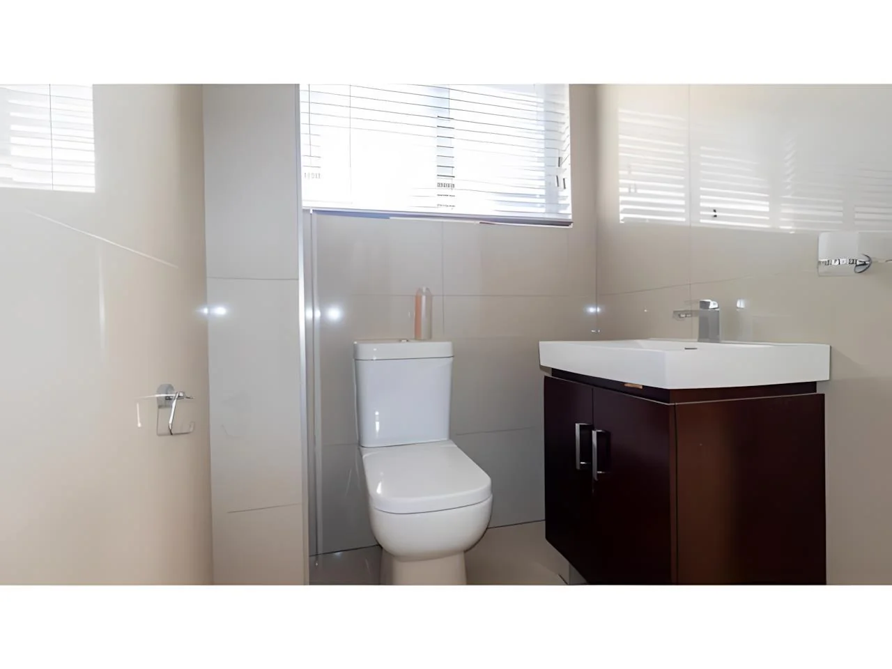Luxurious 6 Bedroom Modern House in Midrand with Secure Living and Unmatched Convenience